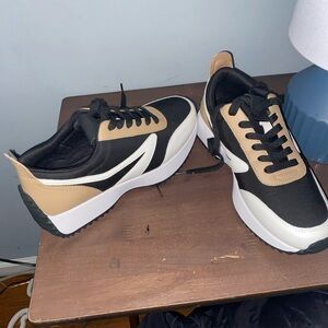 Dolce Vita tennis shoes Women’s size 7.5